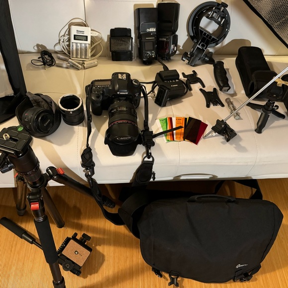 Canon 5D Mark III DSLR Camera: Professional Photography Bundle w/ Lenses & more - Picture 2 of 7